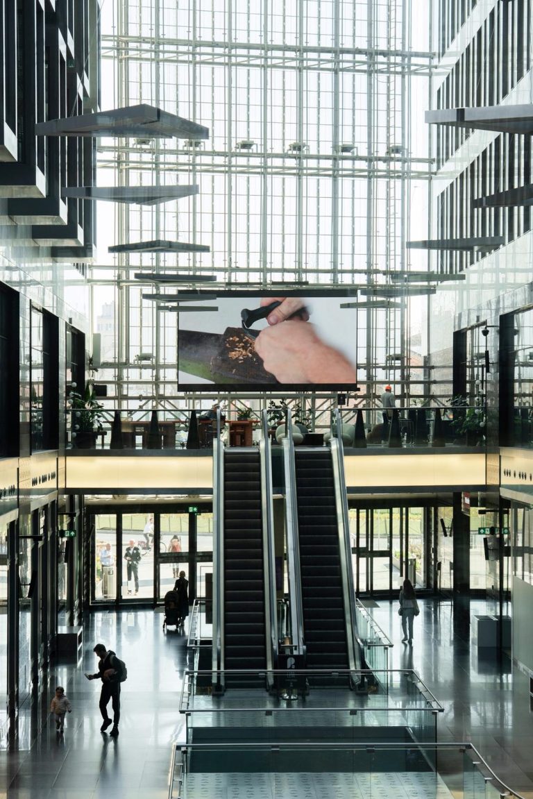 Dokumentację pracy „Dar dla Boga” @lukasz__surowiec można oglądać do 3 maja na Ekranie Fundacji Sztuki Polskiej ING na Placu Unii przy ul. Puławskiej 2 w Warszawie.